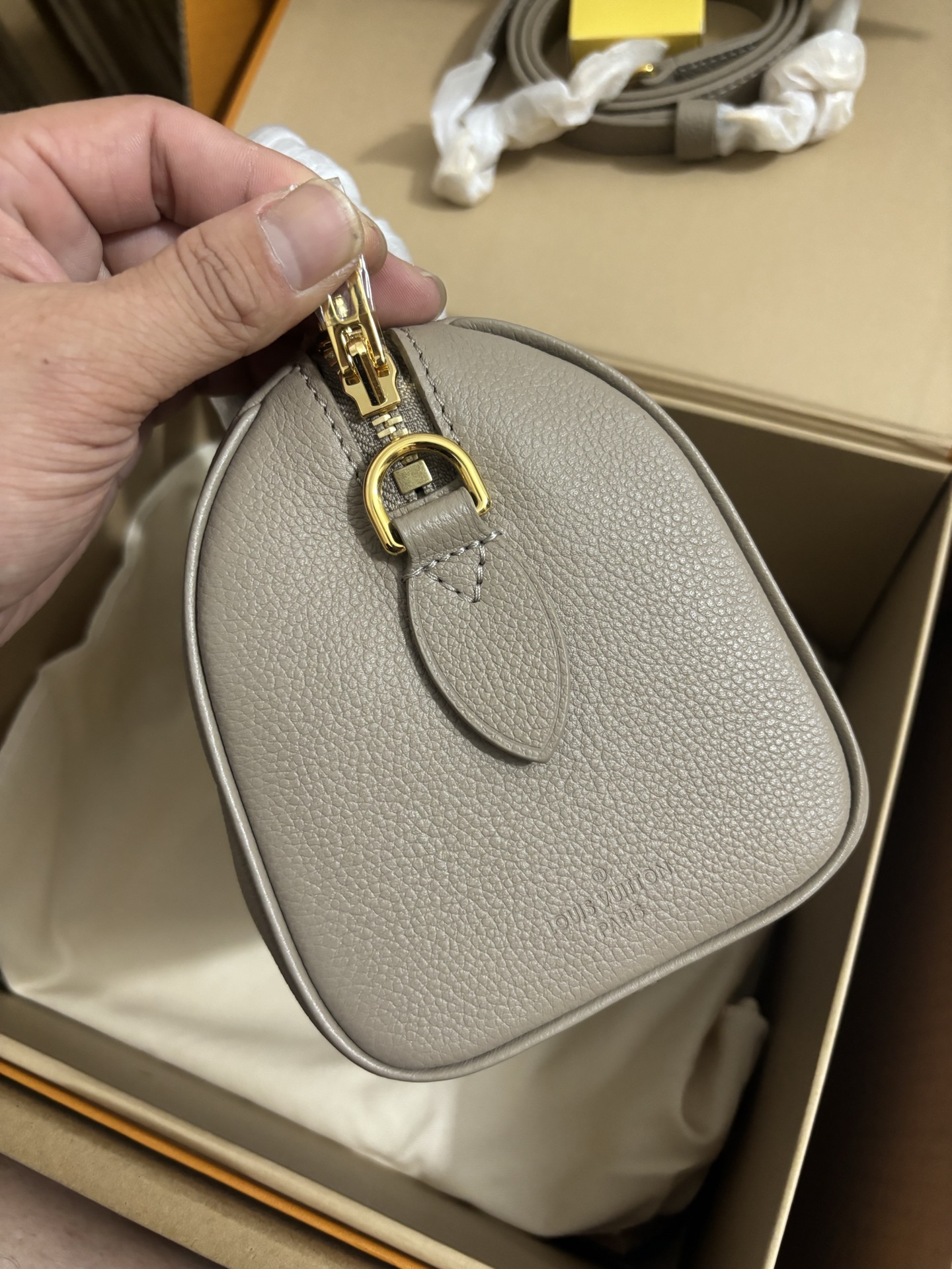 Louis Vuitton Bandoulière 20 Handbag
