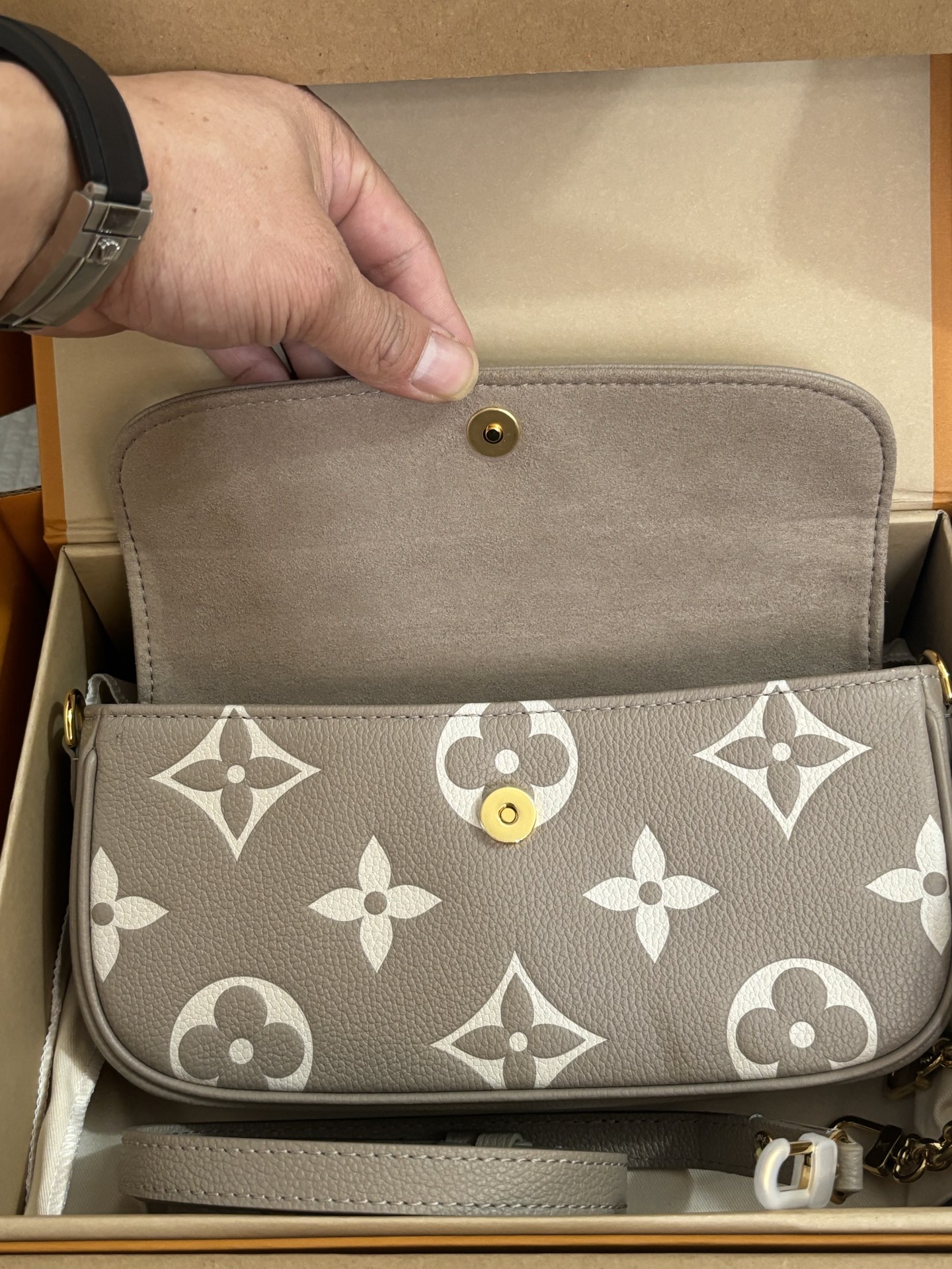 Louis Vuitton The popular Ivy handbag