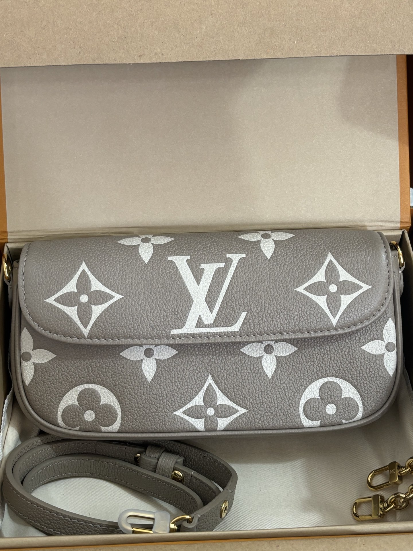 Louis Vuitton The popular Ivy handbag
