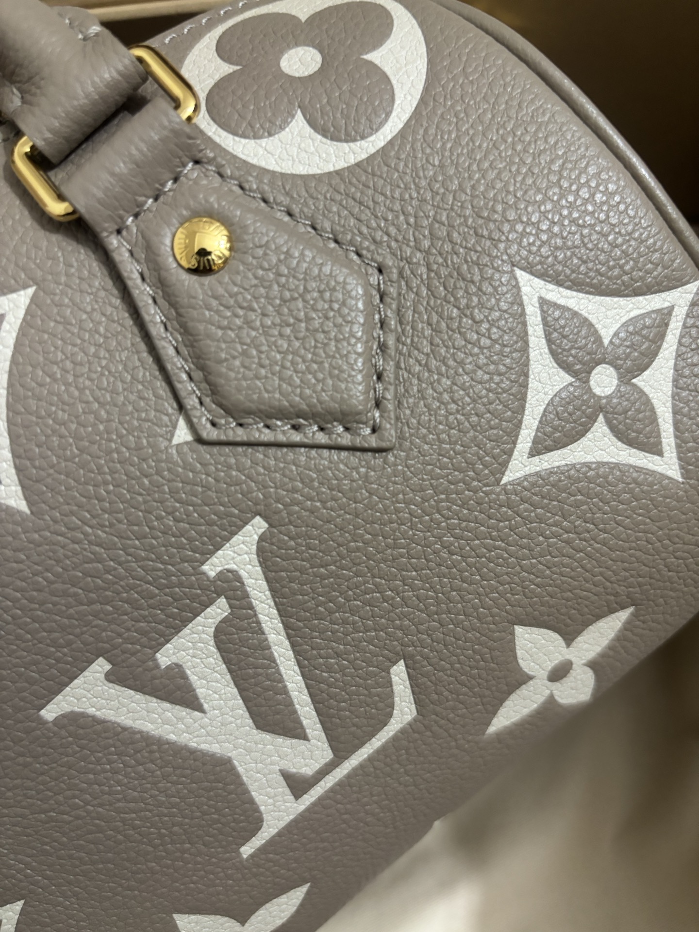 Louis Vuitton Bandoulière 20 Handbag