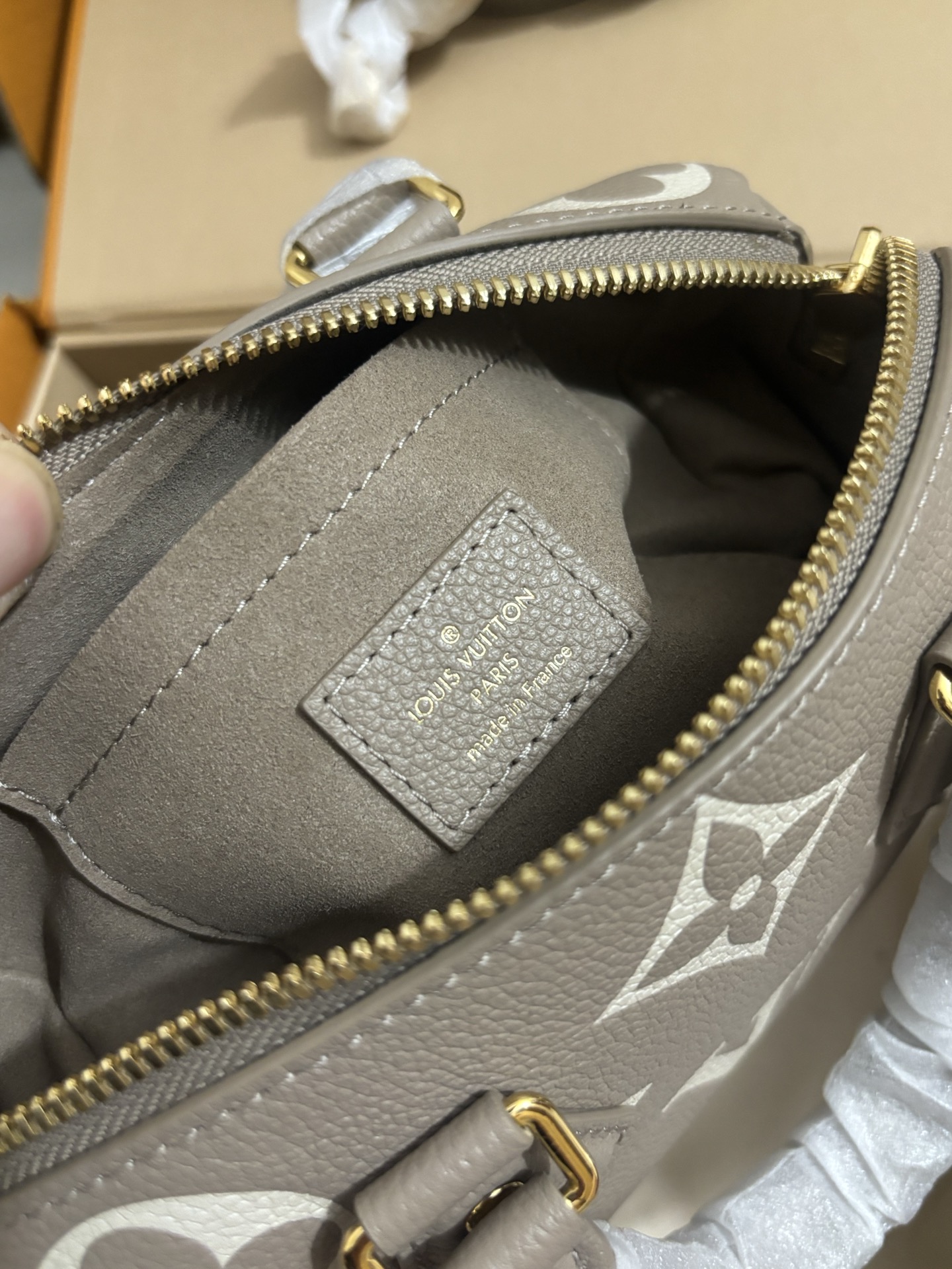 Louis Vuitton Bandoulière 20 Handbag