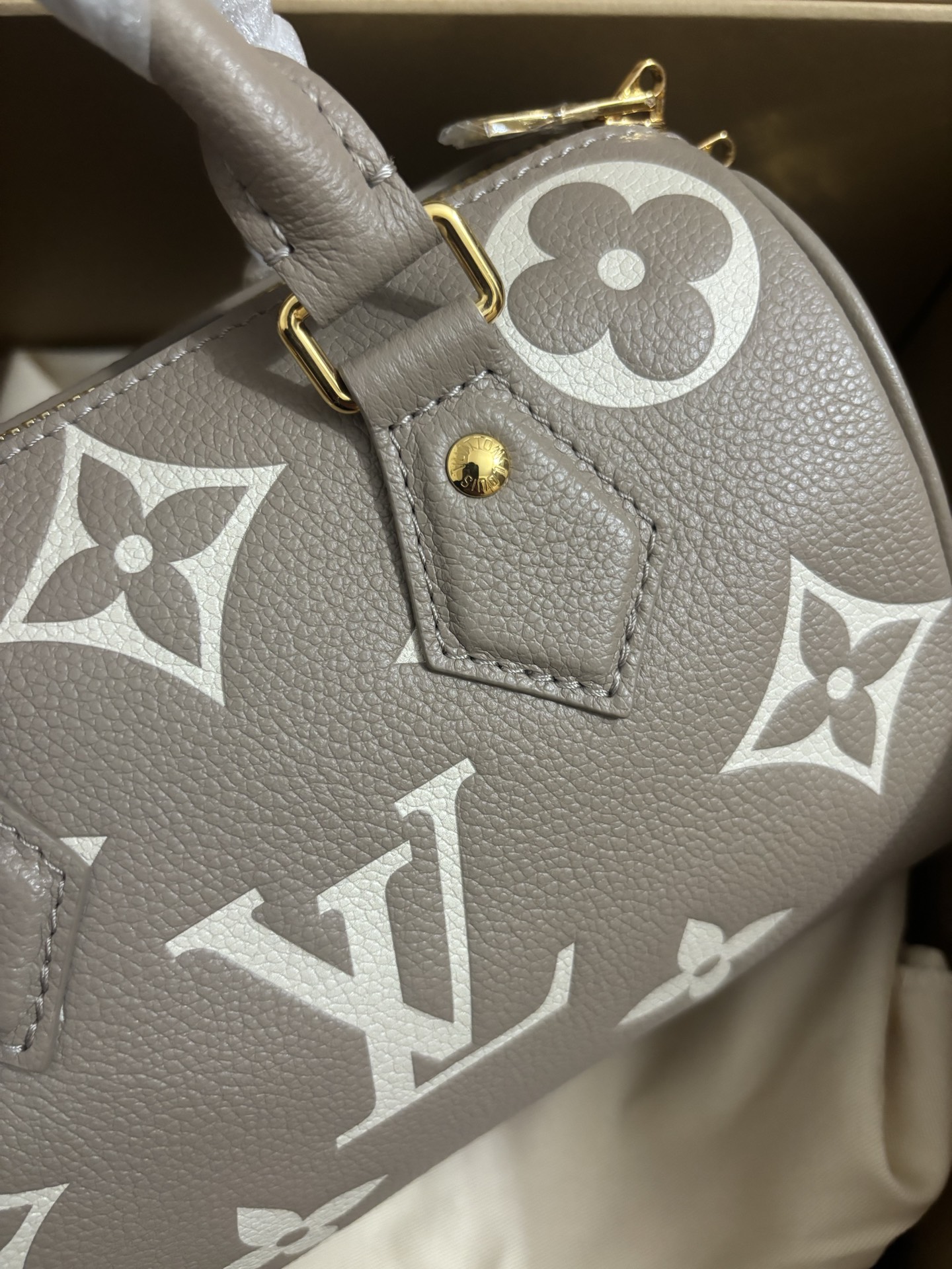 Louis Vuitton Bandoulière 20 Handbag
