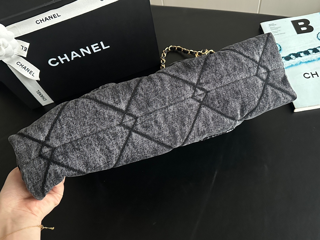 Chanel 25K Hobo tote bag