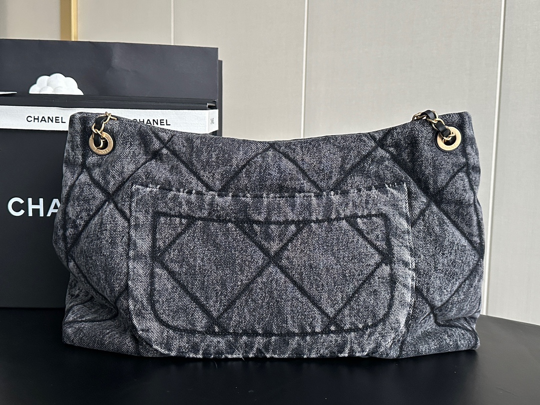 Chanel 25K Hobo tote bag