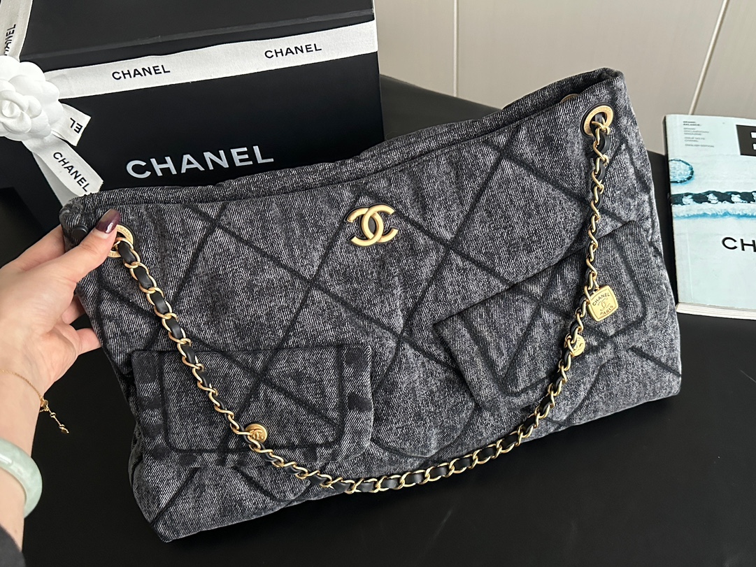 Chanel 25K Hobo tote bag