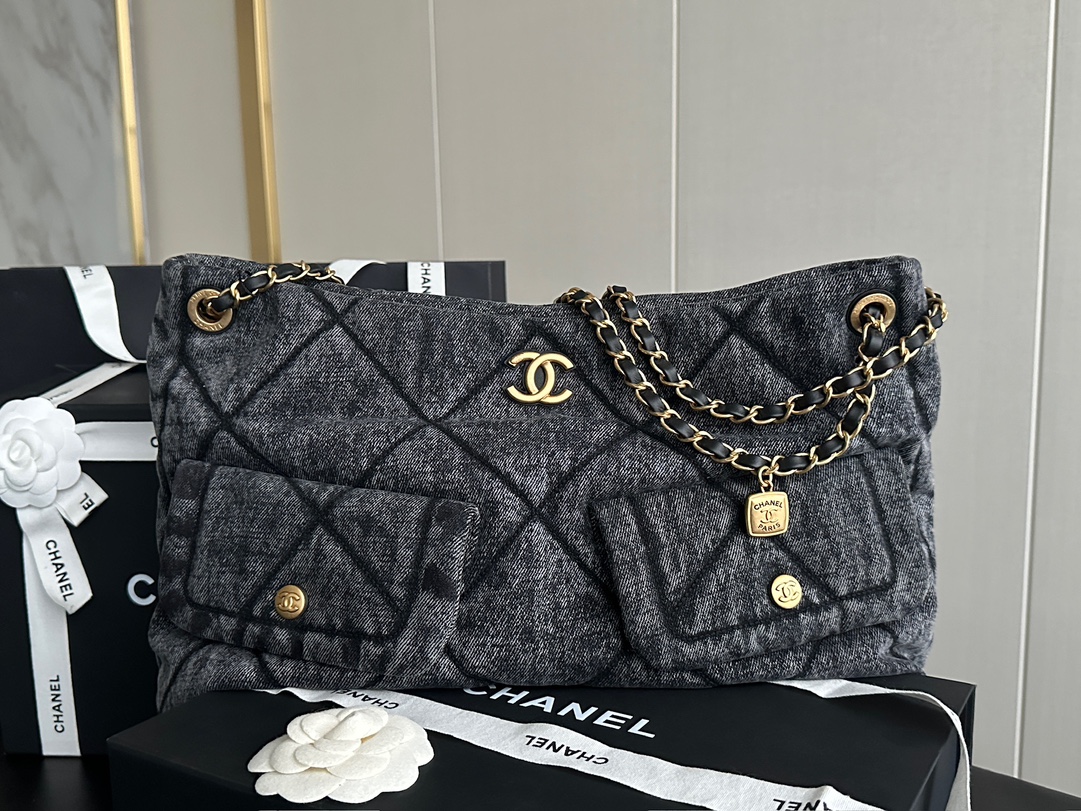 Chanel 25K Hobo tote bag