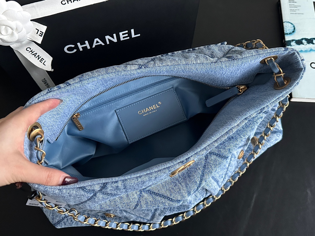 Chanel 25K Hobo tote bag