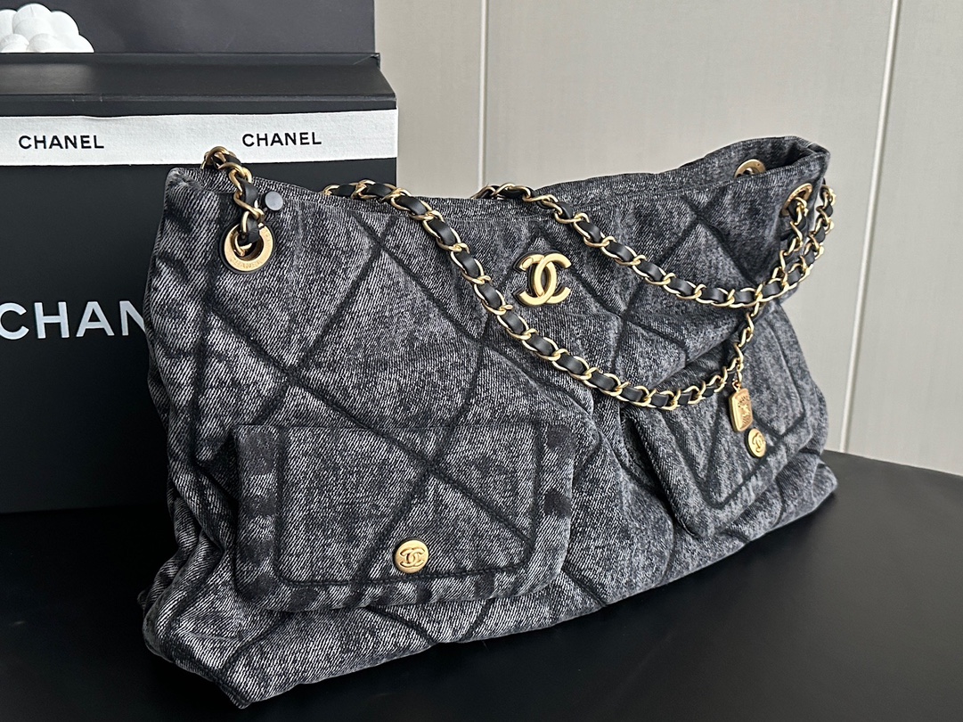 Chanel 25K Hobo tote bag