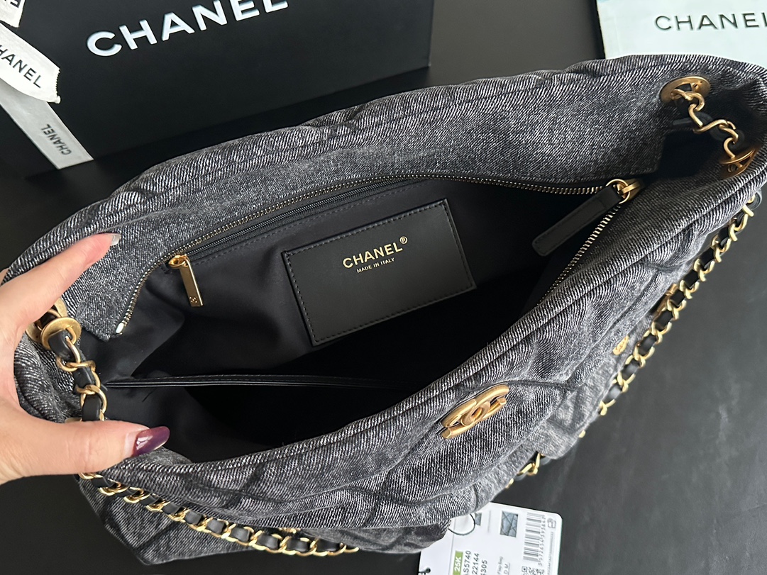 Chanel 25K Hobo tote bag