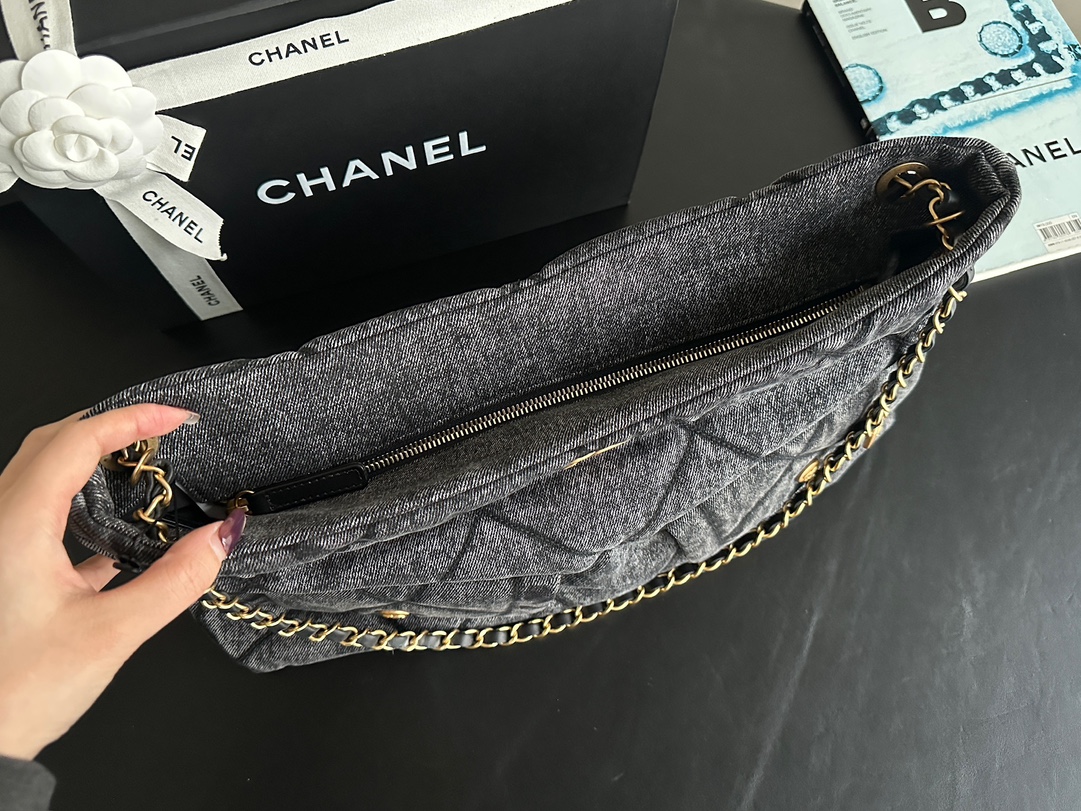 Chanel 25K Hobo tote bag