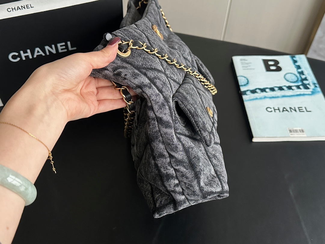 Chanel 25K Hobo tote bag