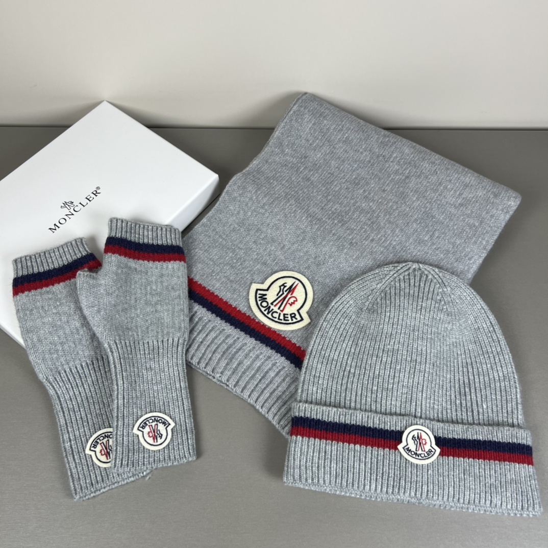 𝐌𝐎𝐍𝐂𝐋𝐄𝐑Scarf, Hat and Gloves Set