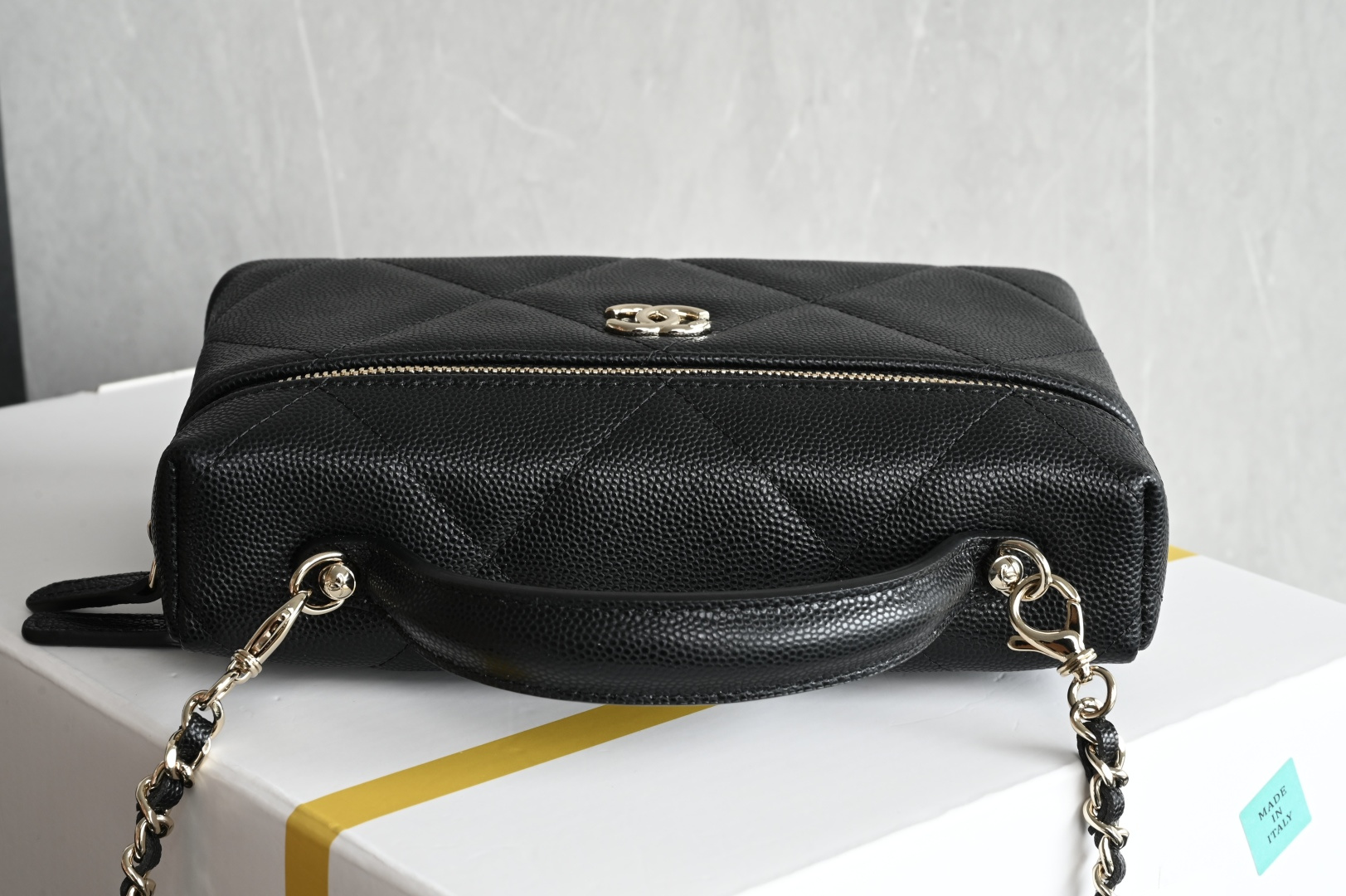 Channel 25k large quilted lunch box bag