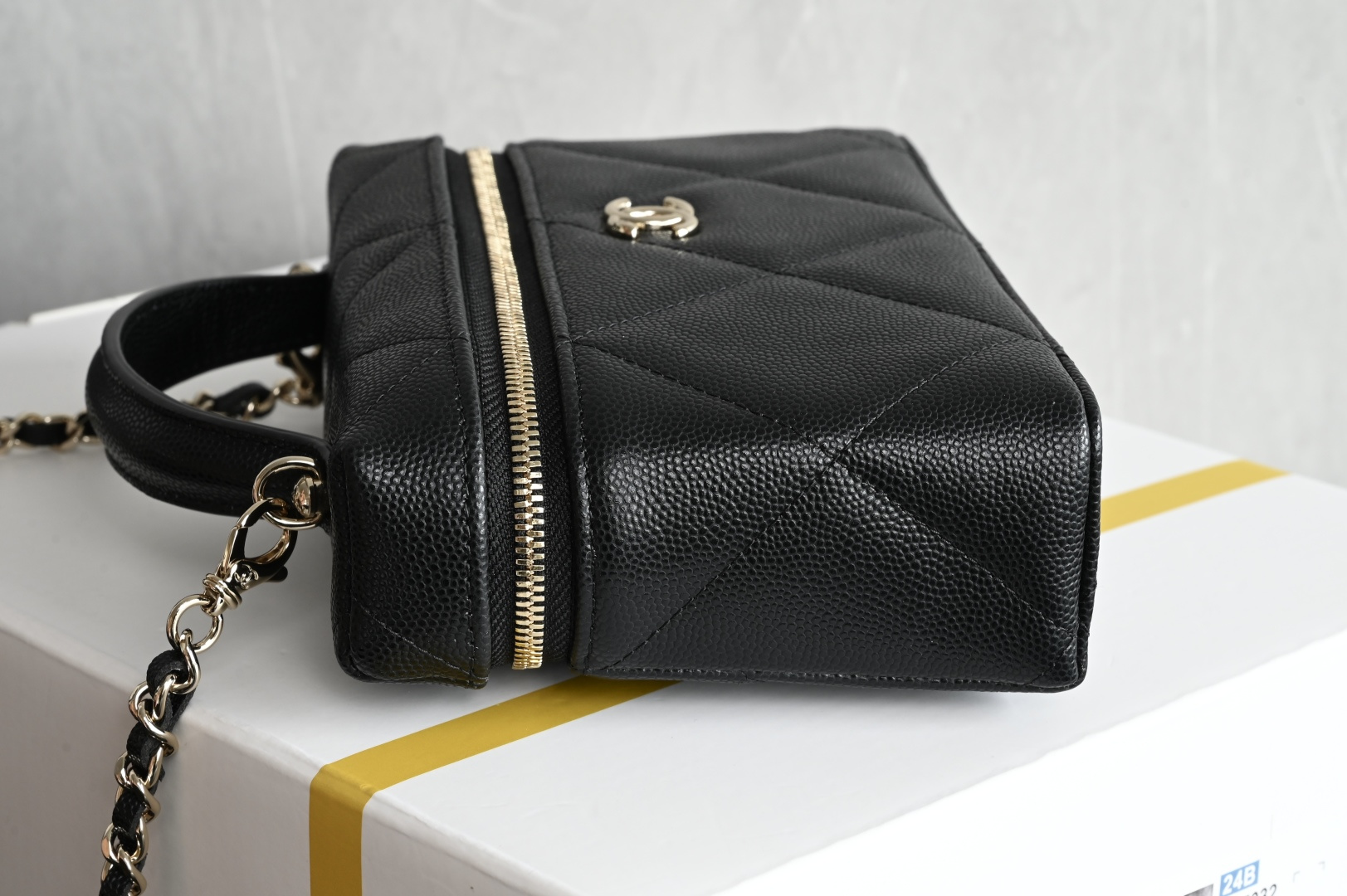 Channel 25k large quilted lunch box bag