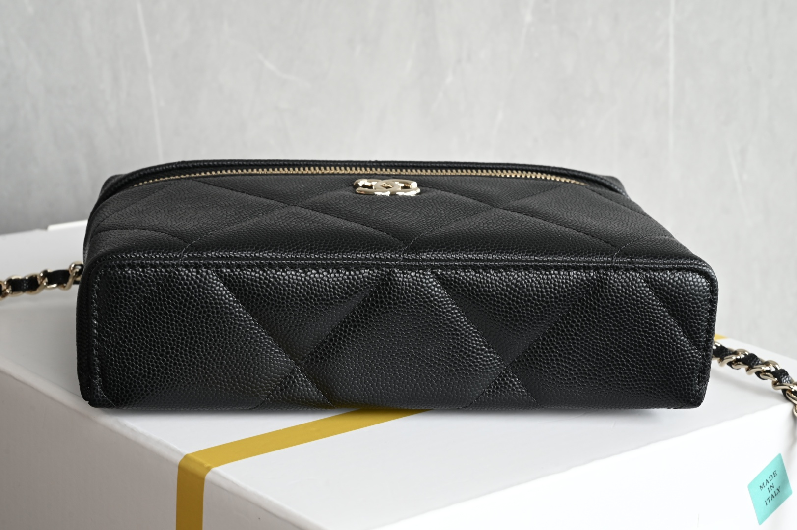 Channel 25k large quilted lunch box bag