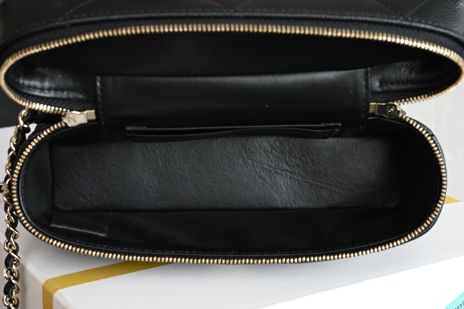 Channel 25k large quilted lunch box bag