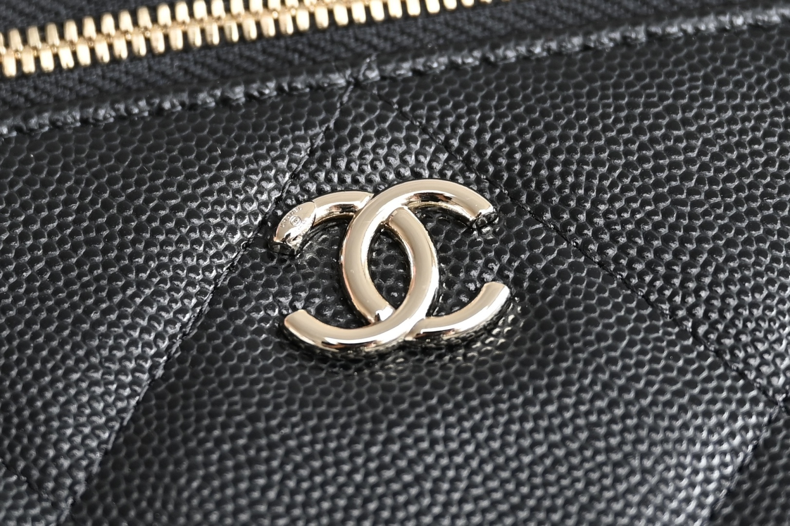 Channel 25k large quilted lunch box bag