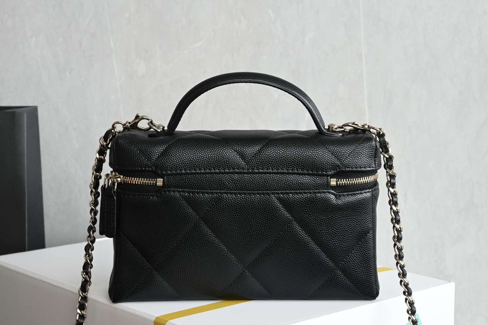 Channel 25k large quilted lunch box bag