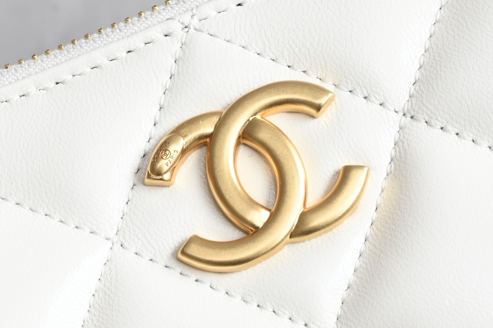 CHANEL 25s gold coin chain bag