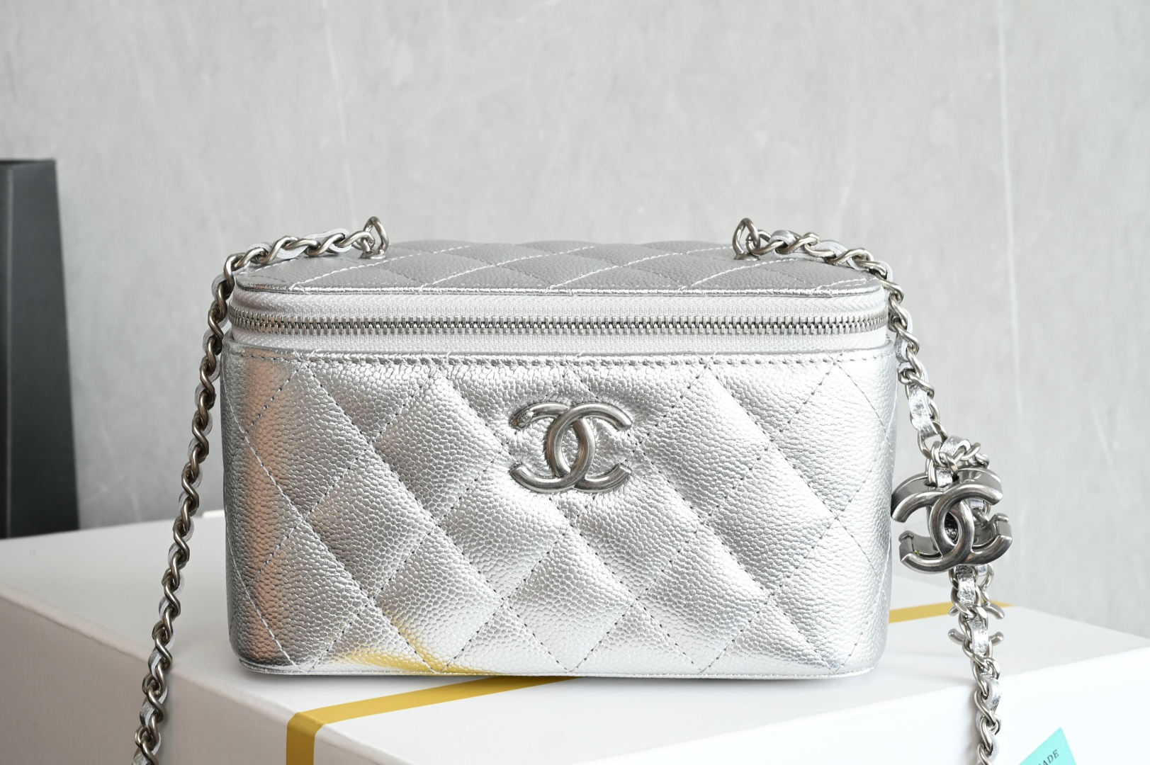 Channel 25B Double C buckle Long box bag