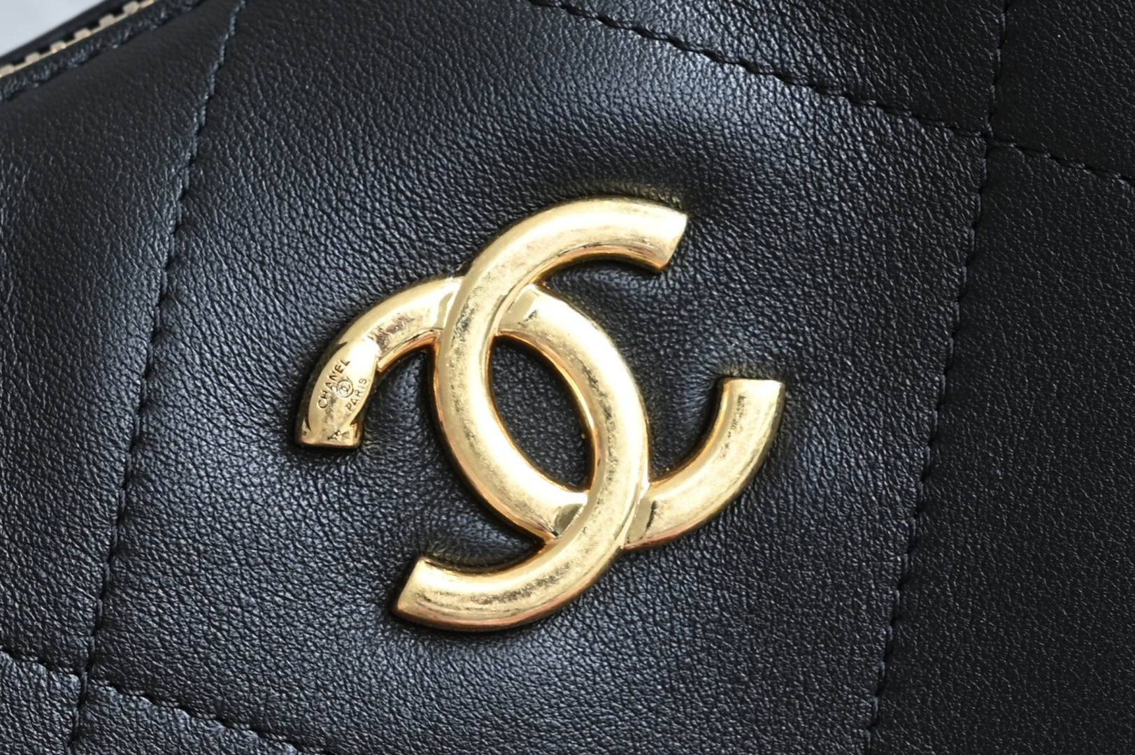 Channel 25k large gold chain Underarm hobo