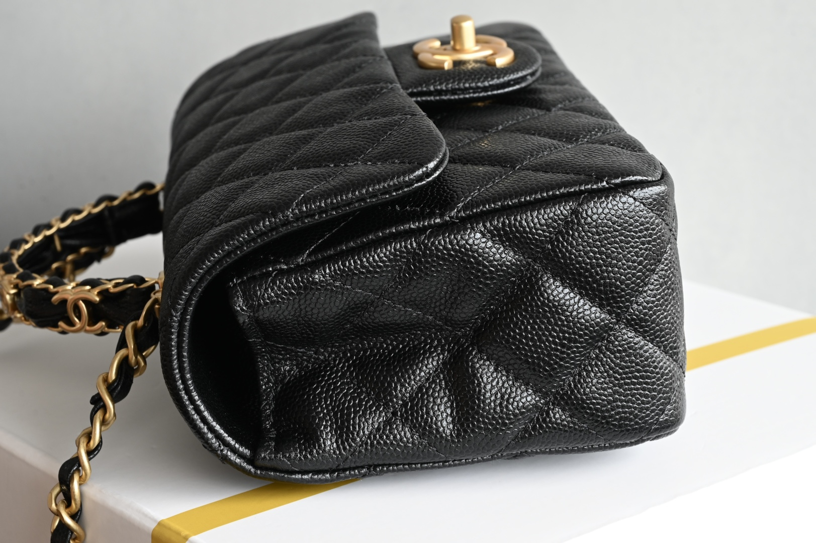 CHANEL 25B Lychee grain handle Large mini