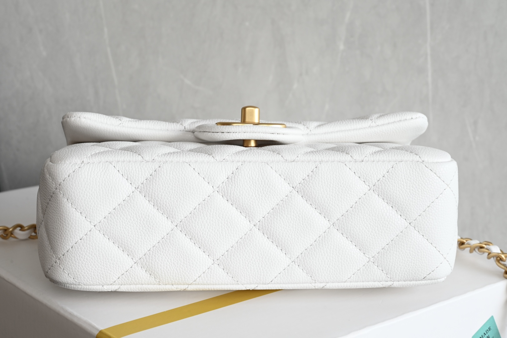 CHANNEL 25B Lychee grain handle large mini