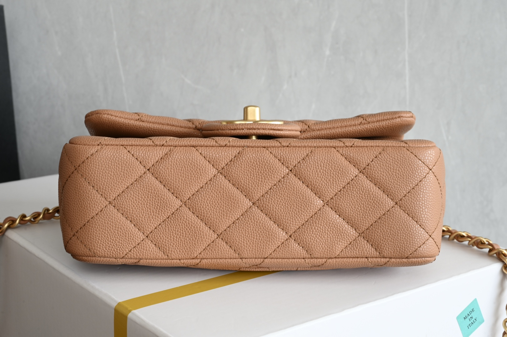 CHANNEL 25B Lychee grain handle large mini