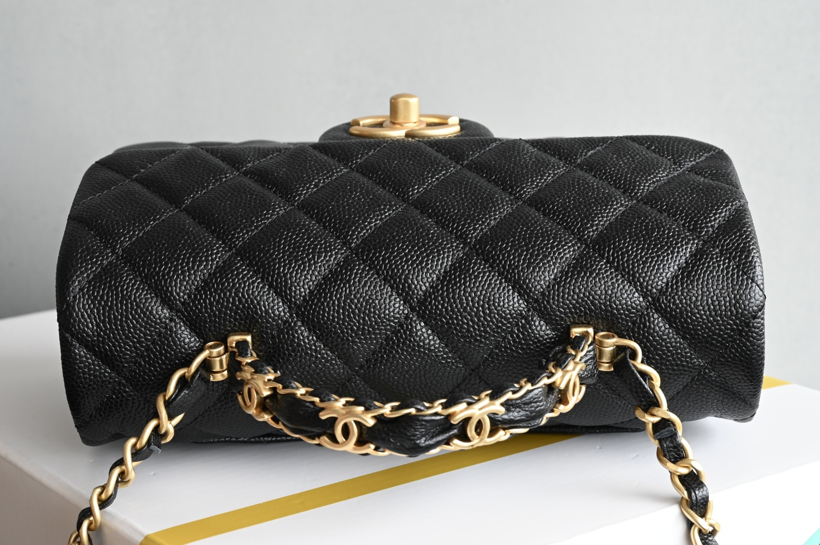 CHANEL 25B Lychee grain handle Large mini