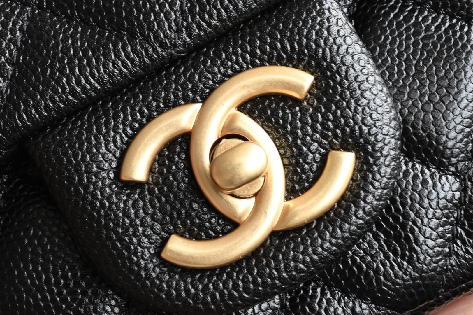 CHANEL 25B Lychee grain handle Large mini