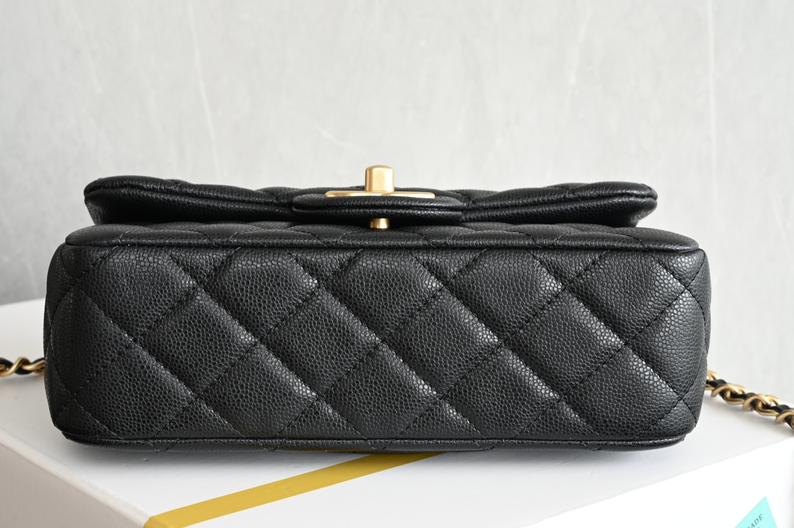 CHANNEL 25B Lychee grain handle large mini