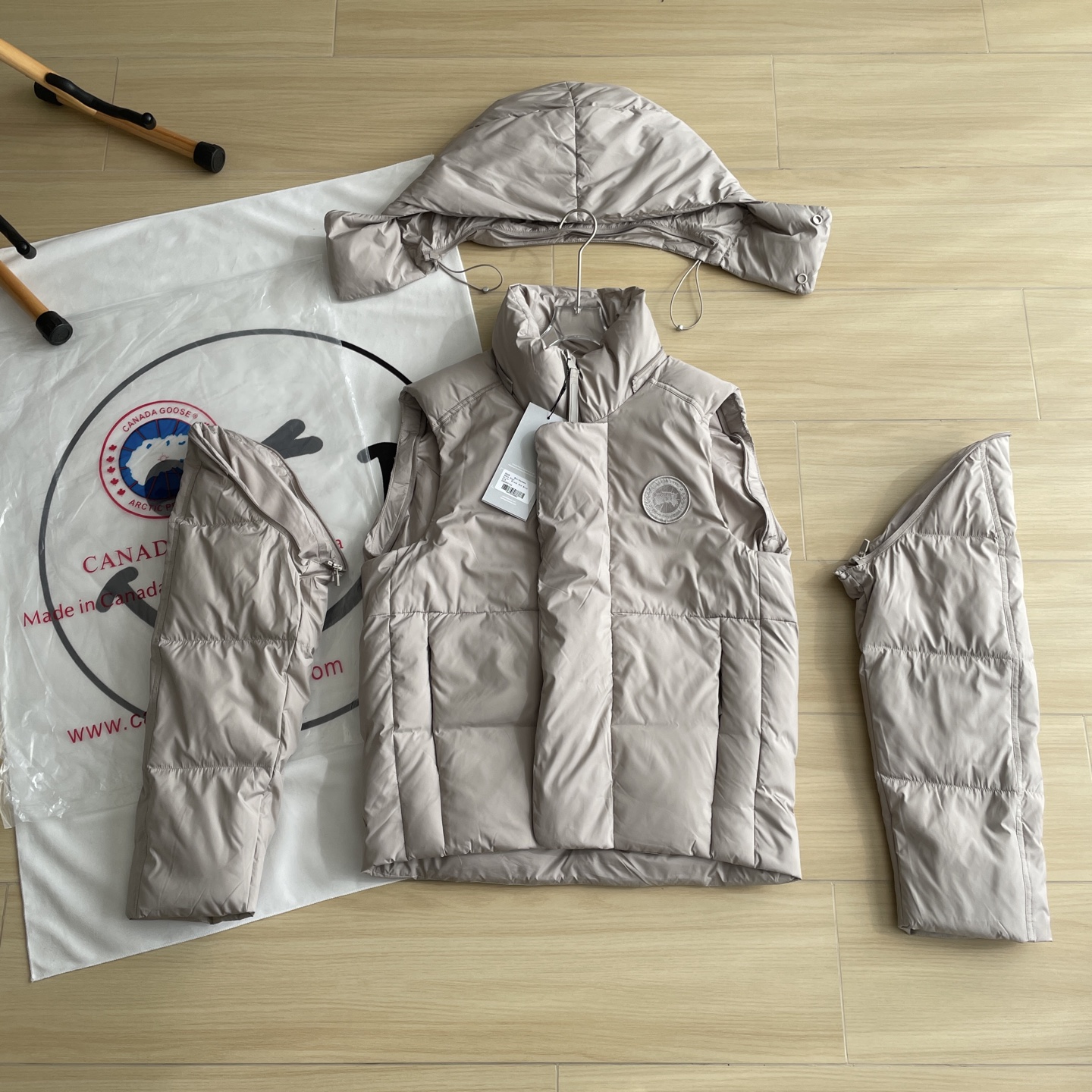 Canada Goose down jacket​ 或 Canada Goose parka​