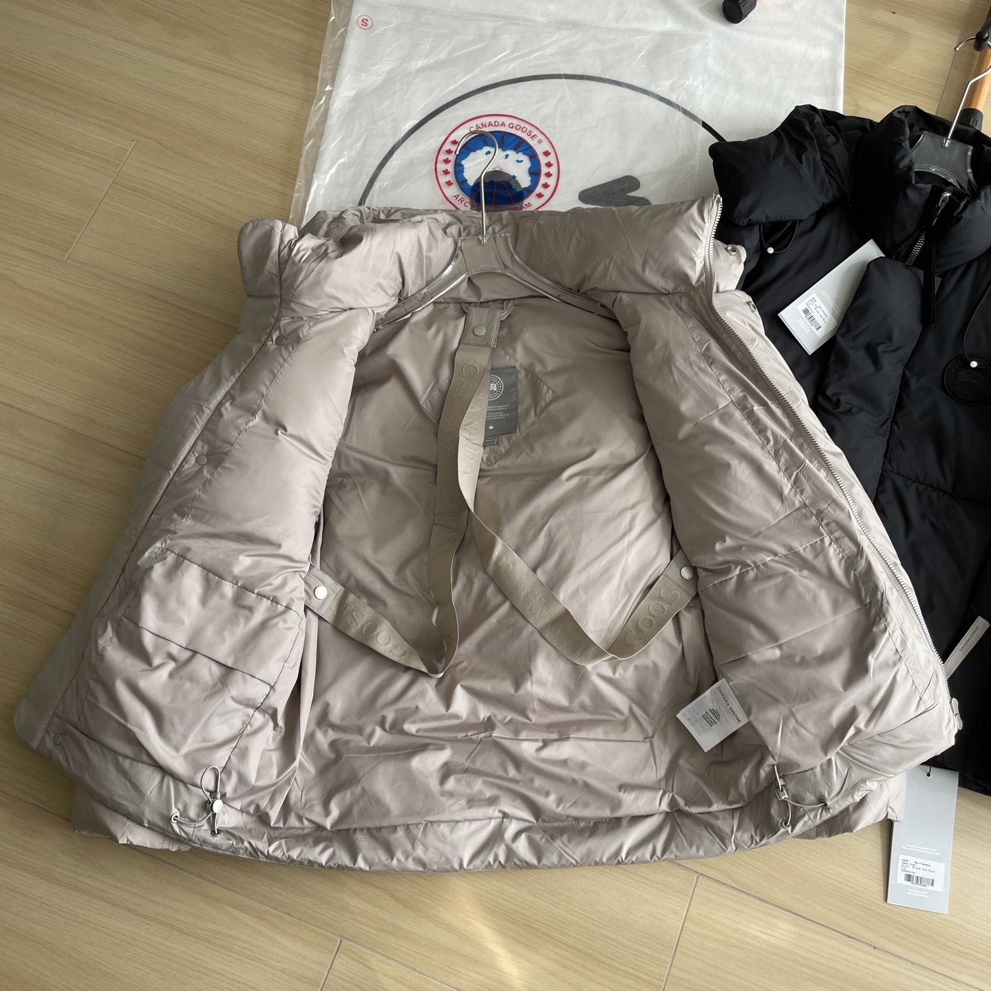 Canada Goose down jacket​ 或 Canada Goose parka​