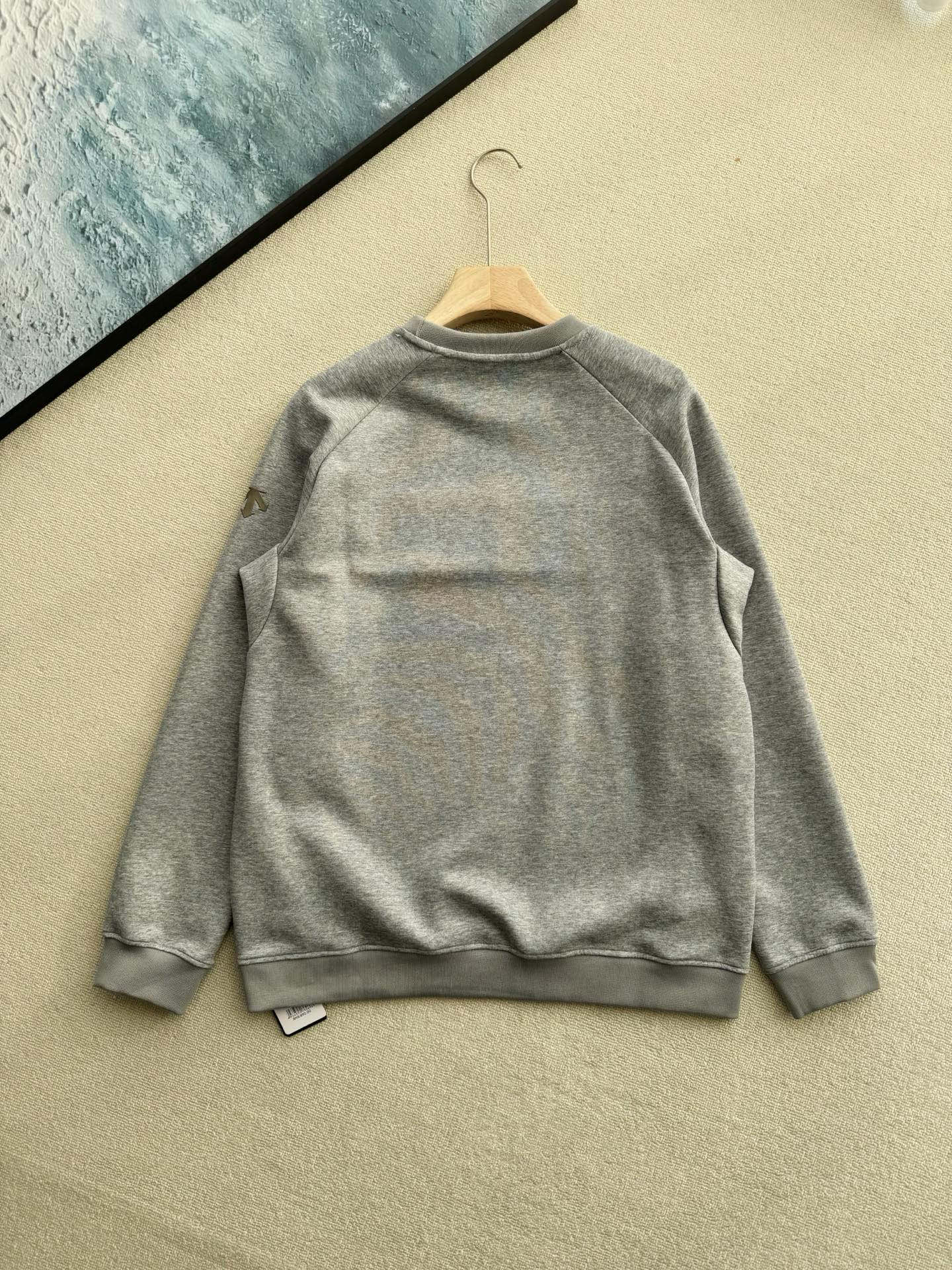 Descente knit sweatshirt
