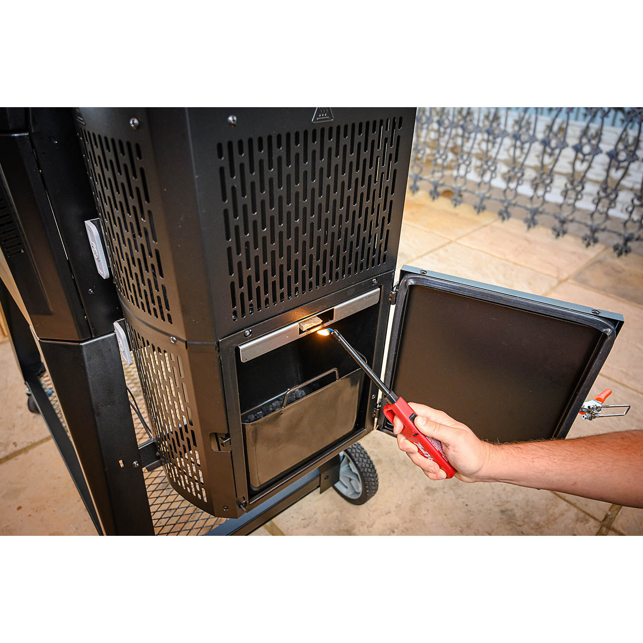 Masterbuilt Gravity Series 560 Digital Charcoal Grill & Smoker