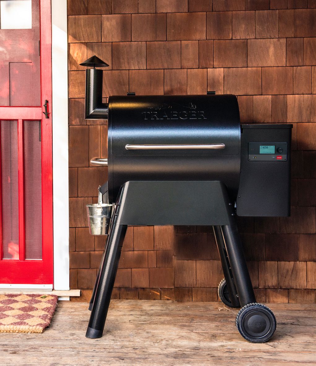 Traeger Grills Pro 575 Wifi Pellet Grill and Smoker in Black -sku-1003894309