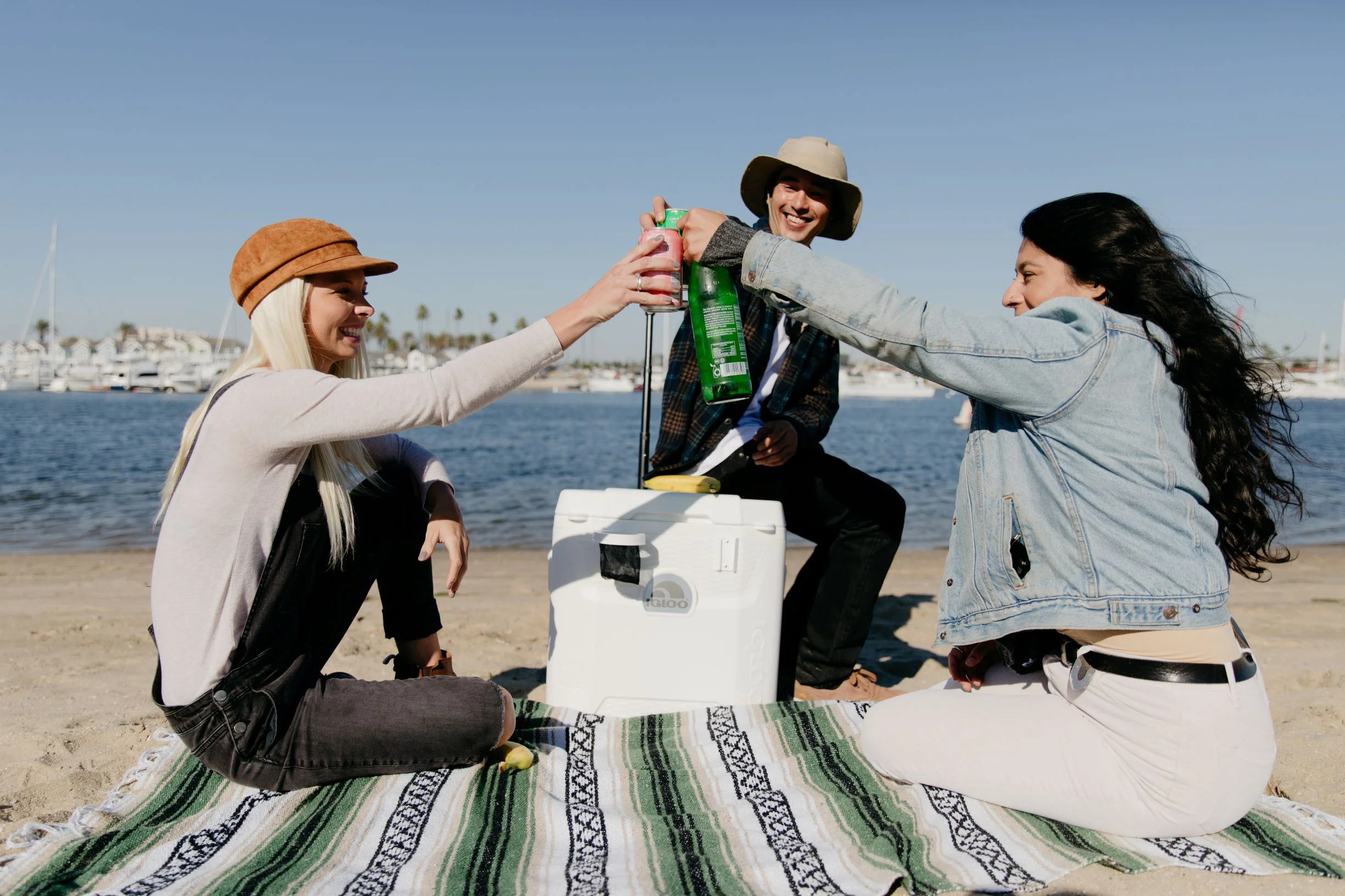 Igloo 52 QT 5-Day Marine Ice Chest Cooler with Wheels, White