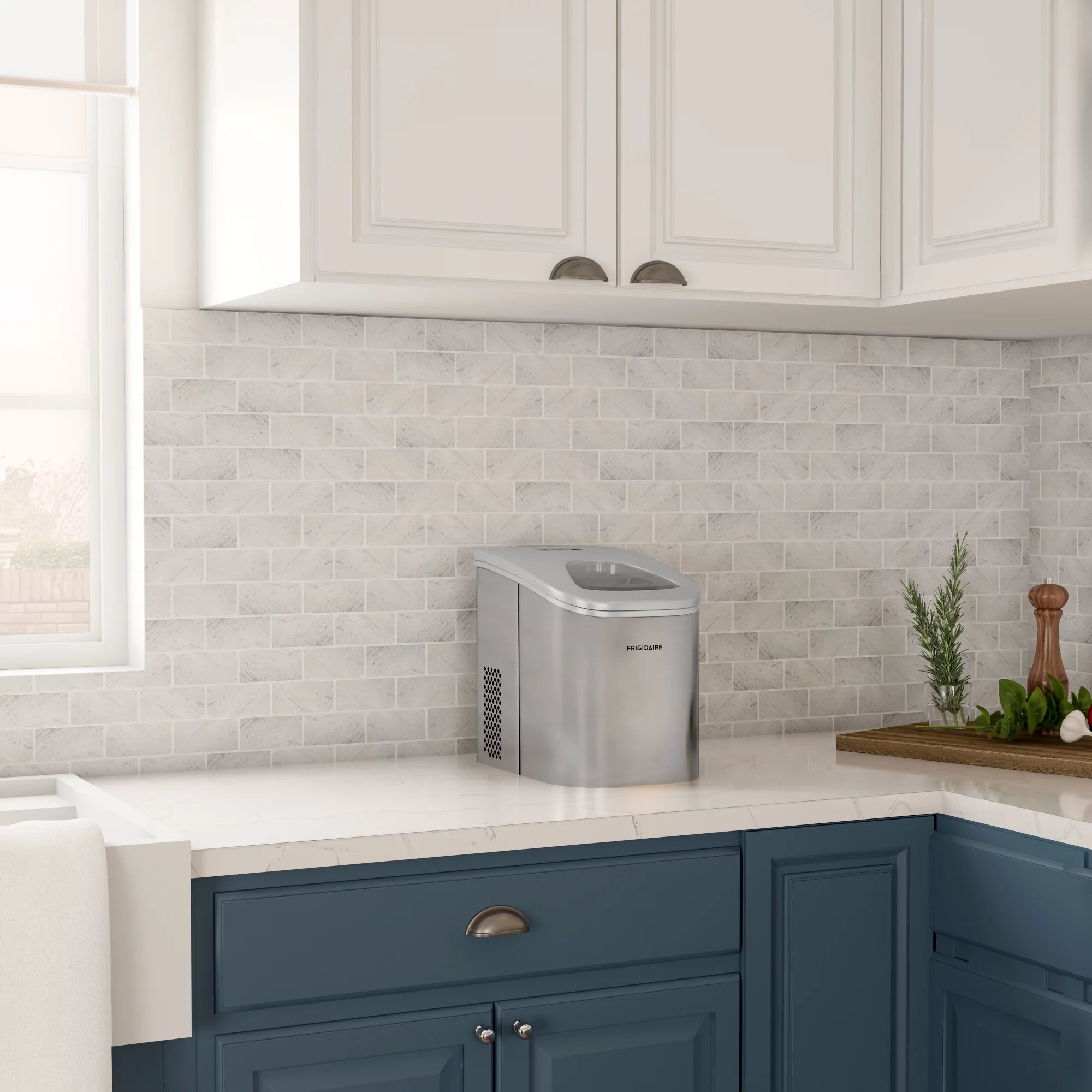 Frigidaire EFIC117-SS 26 lb. Countertop Ice Maker， Stainless Steel