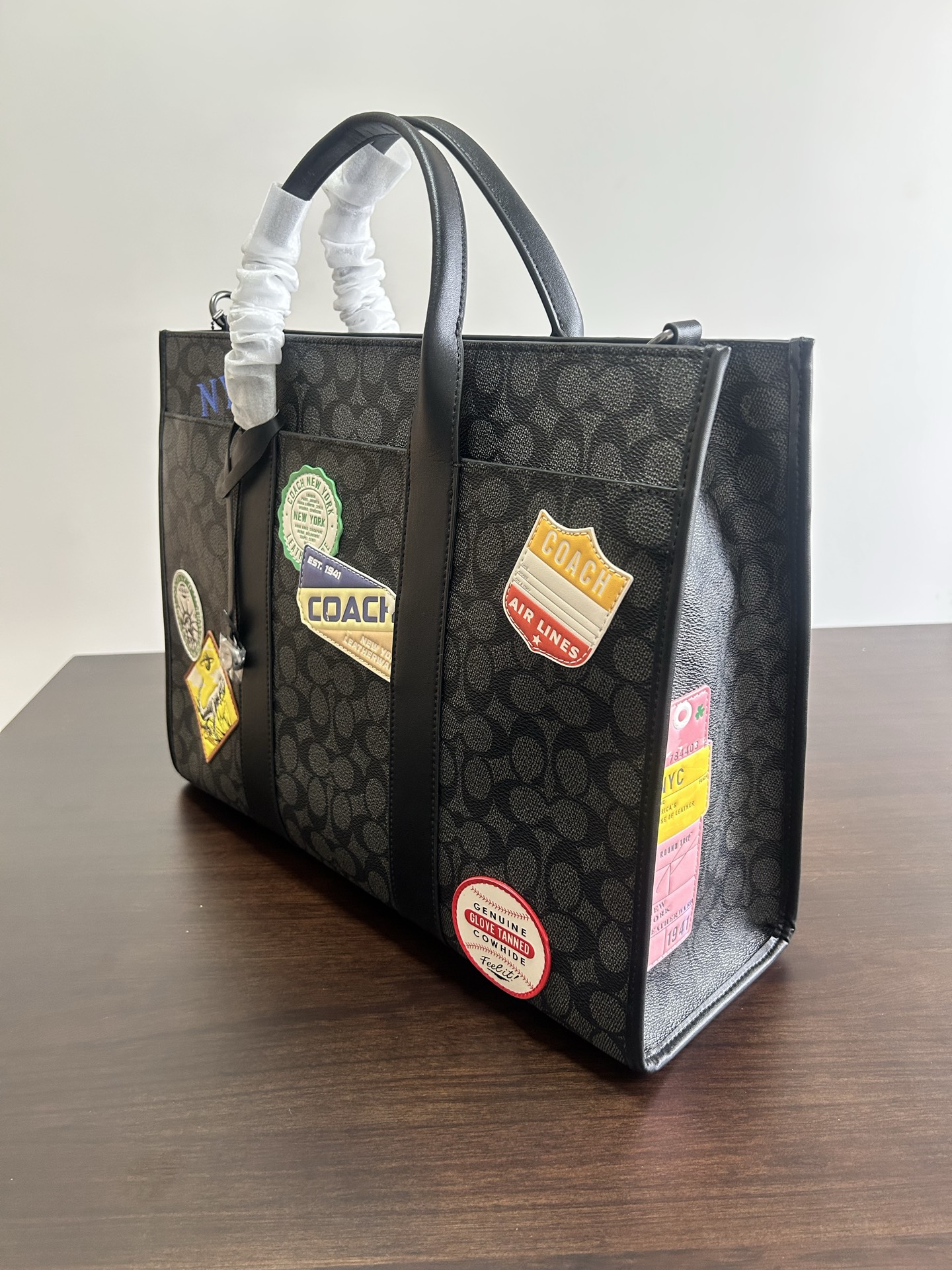 CBF12 WESLEY TOTE IN SIGNATURE CANVAS WITH PATCHES