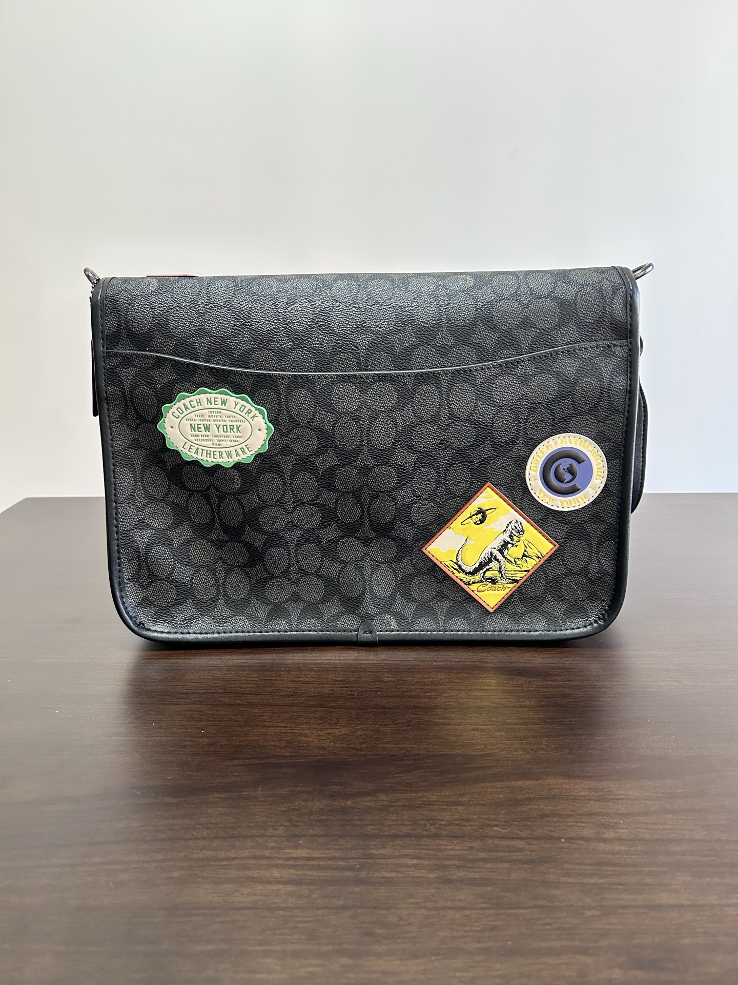 Coach CBF09 Men HITCH MESSENGER BAG IN SIGNATURE CANVAS WITH PATCHES