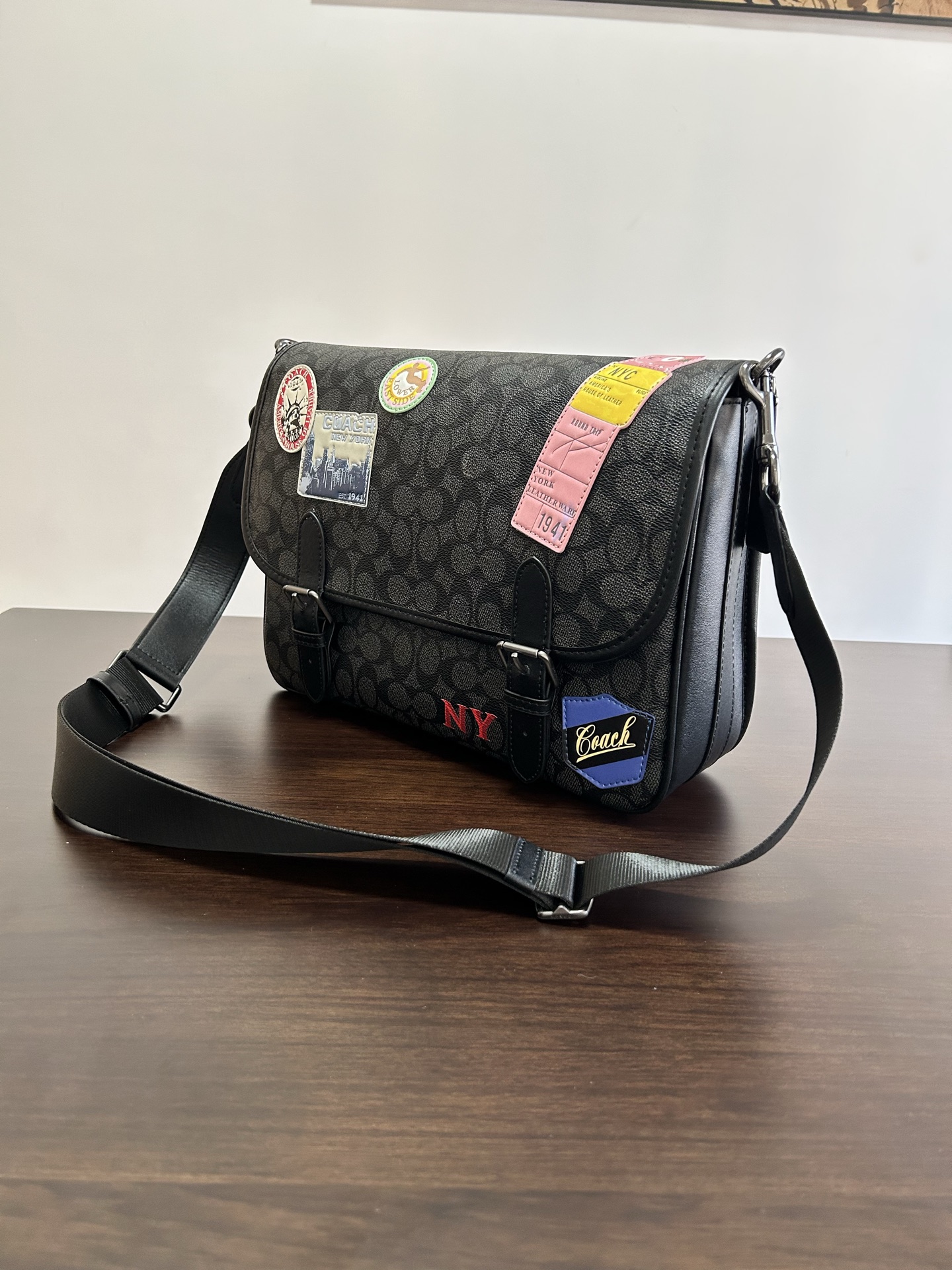 Coach CBF09 Men HITCH MESSENGER BAG IN SIGNATURE CANVAS WITH PATCHES