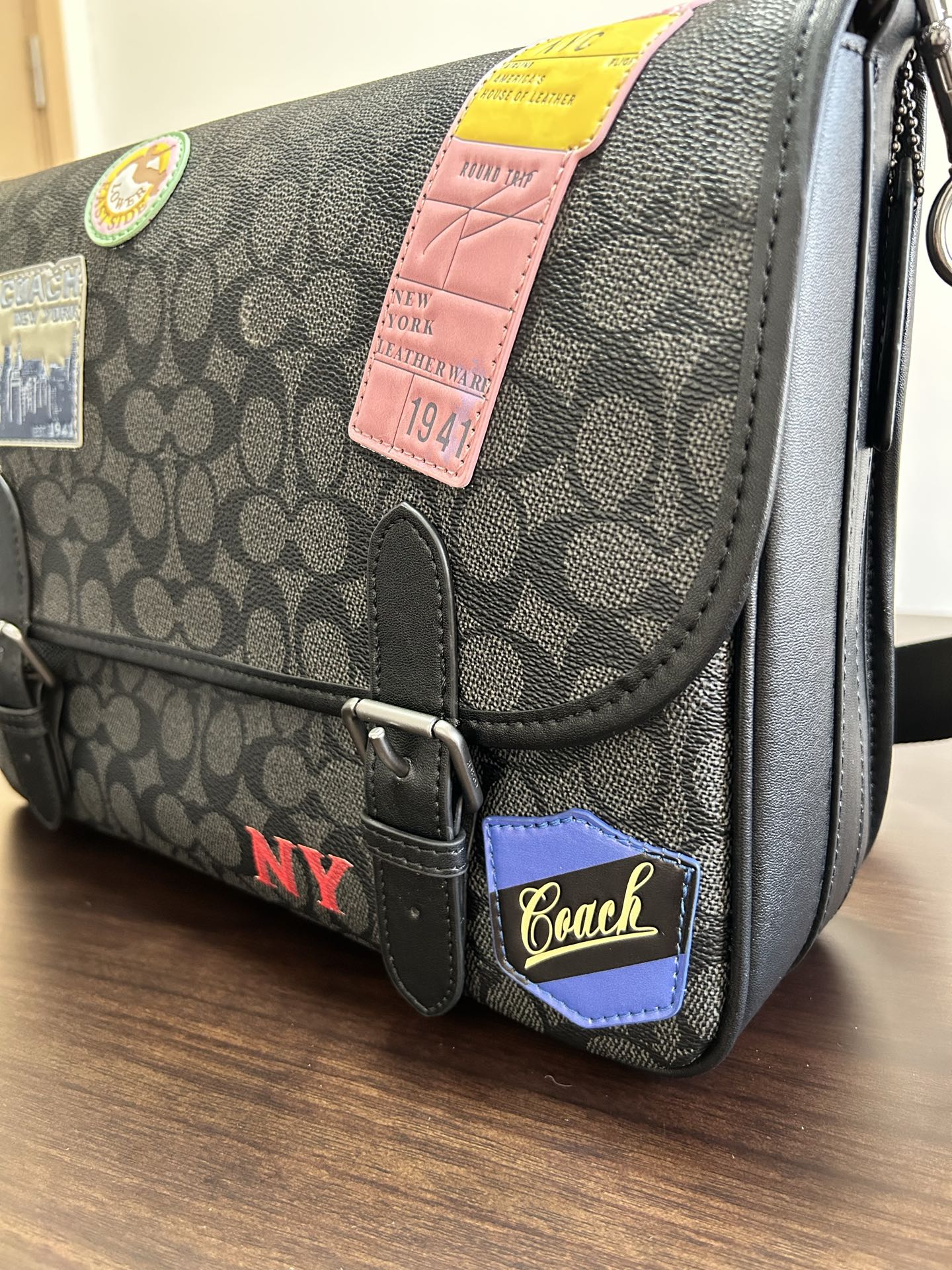 Coach CBF09 Men HITCH MESSENGER BAG IN SIGNATURE CANVAS WITH PATCHES