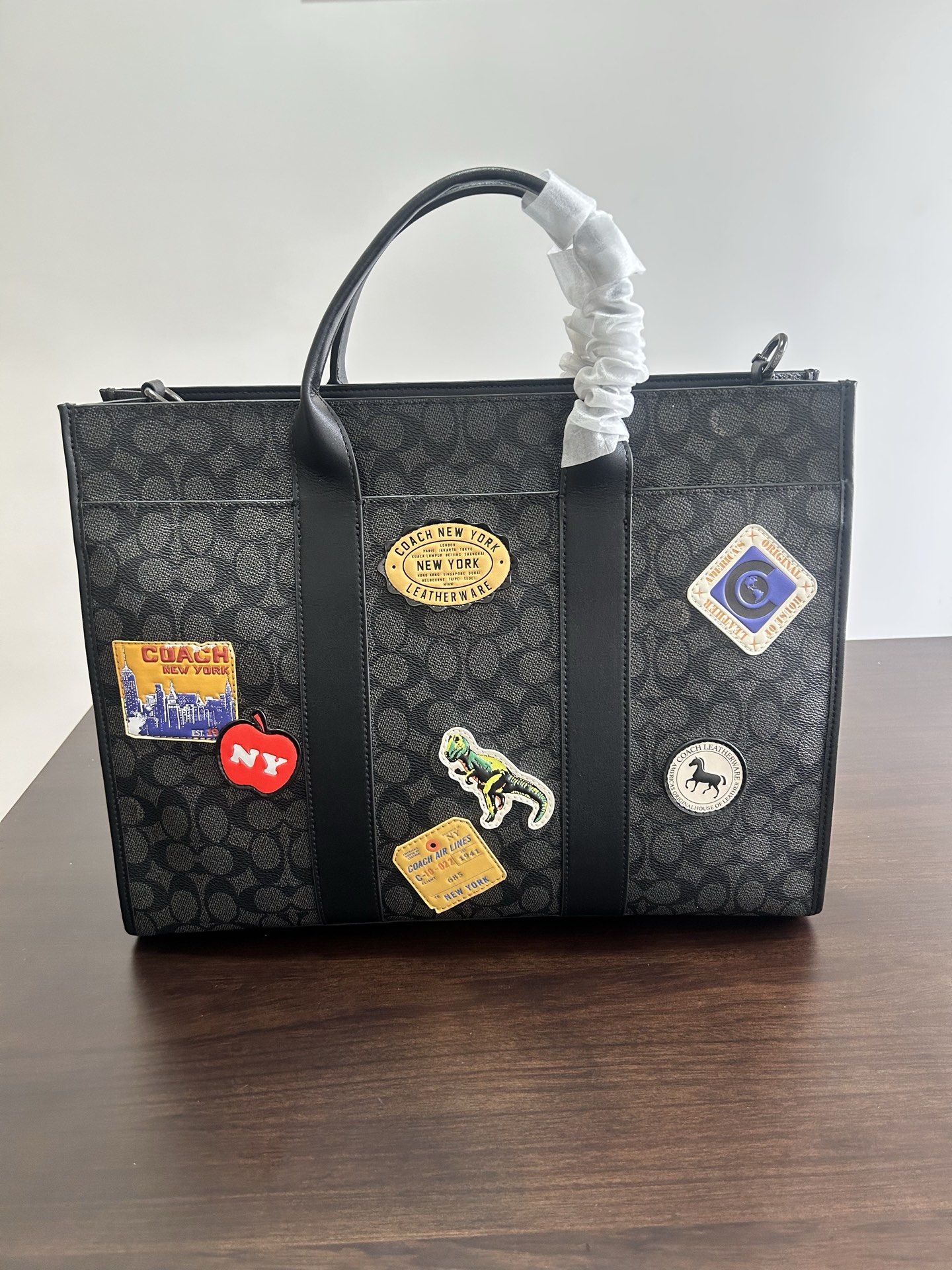 CBF12 WESLEY TOTE IN SIGNATURE CANVAS WITH PATCHES