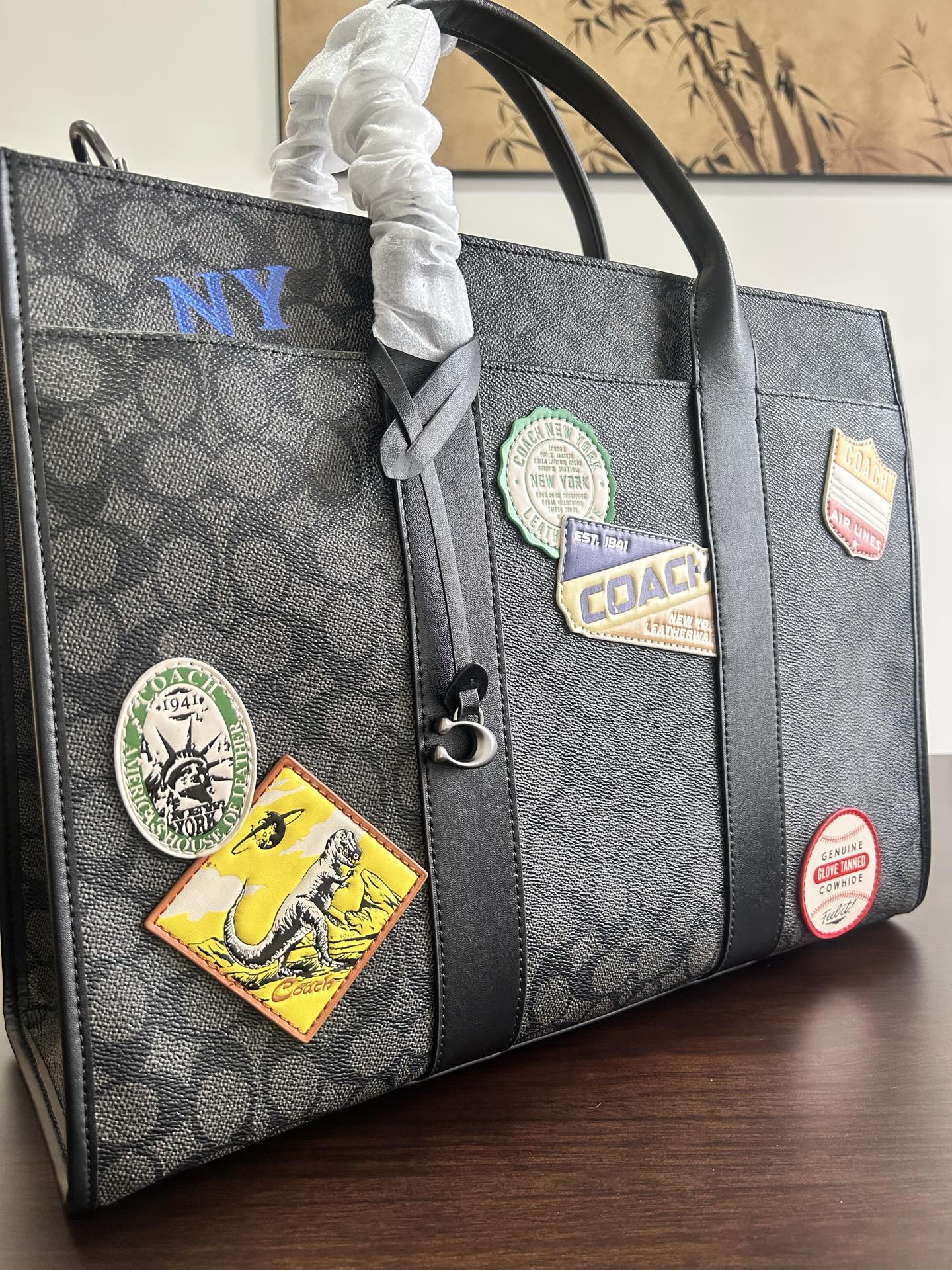 CBF12 WESLEY TOTE IN SIGNATURE CANVAS WITH PATCHES