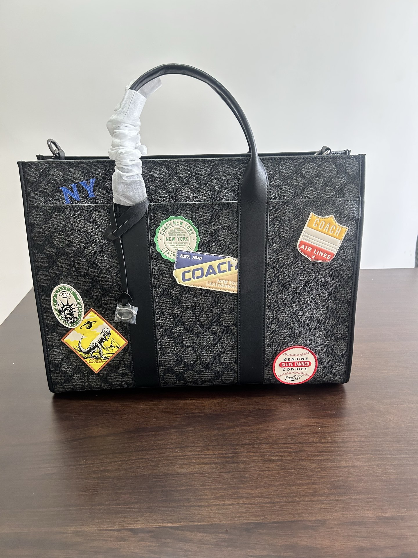 CBF12 WESLEY TOTE IN SIGNATURE CANVAS WITH PATCHES