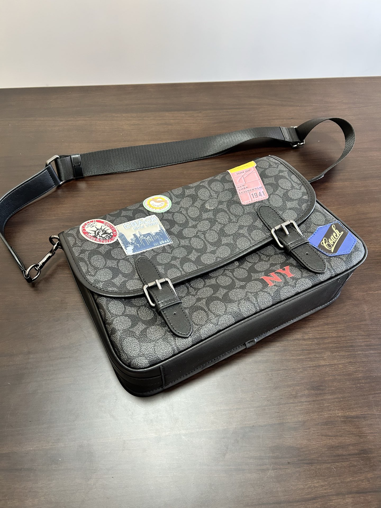 Coach CBF09 Men HITCH MESSENGER BAG IN SIGNATURE CANVAS WITH PATCHES