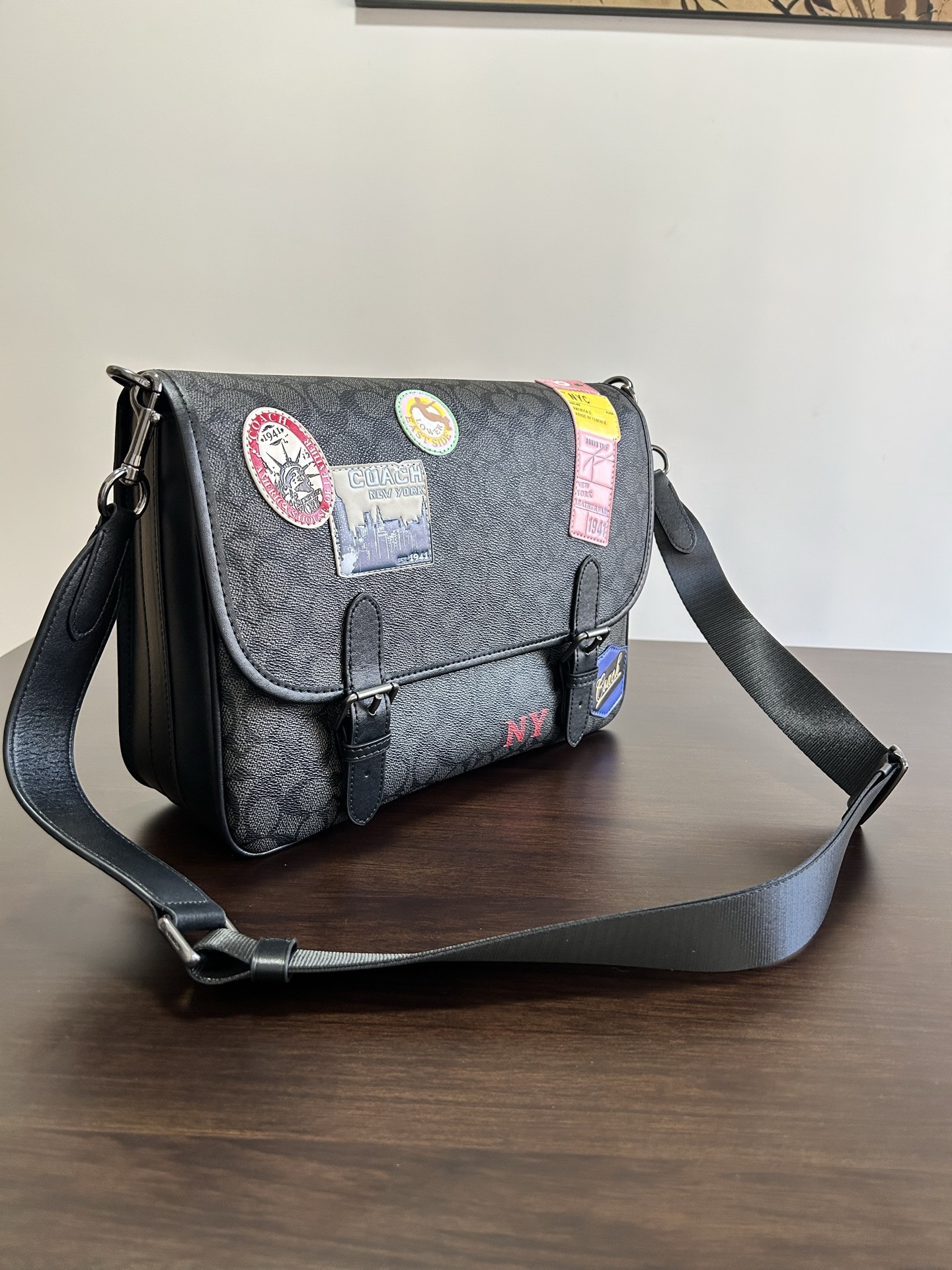 Coach CBF09 Men HITCH MESSENGER BAG IN SIGNATURE CANVAS WITH PATCHES