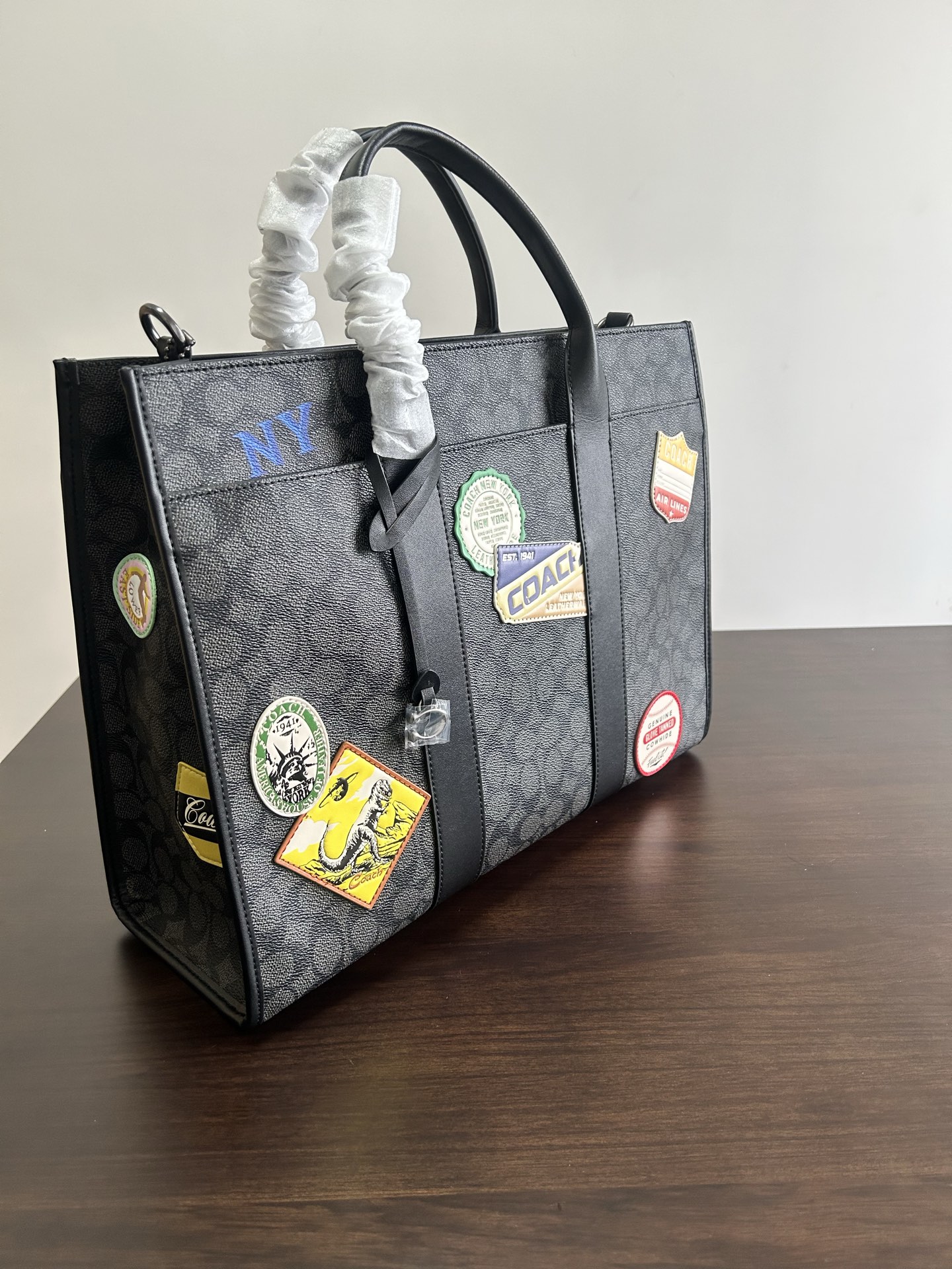 CBF12 WESLEY TOTE IN SIGNATURE CANVAS WITH PATCHES